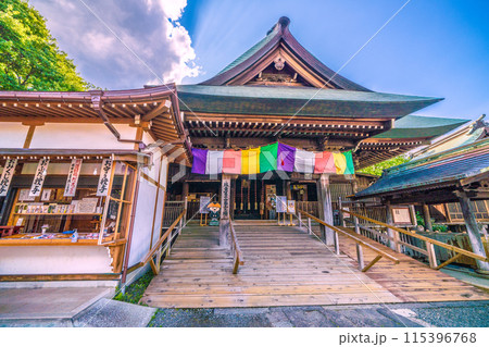 日本の横浜都市景観 6月。弘明寺駅前の商店街を抜けた先。弘明寺などを望む 115396768