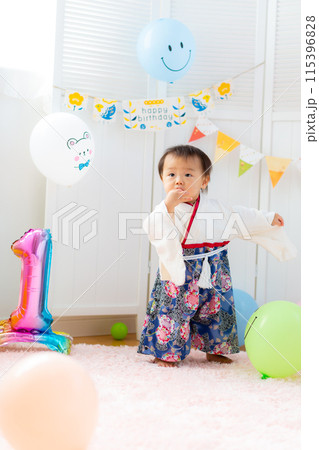 1歳の誕生日を祝う袴を着た男児 1歳 1歳の誕生日を祝う袴を着た男児 1歳 115396828