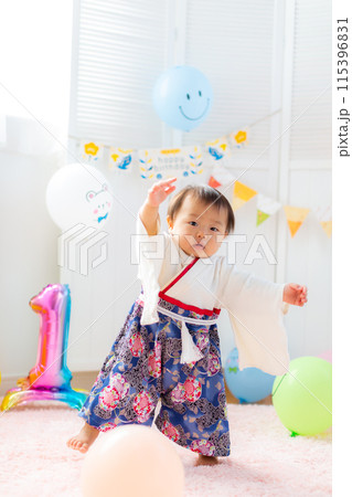 1歳の誕生日を祝う袴を着た男児　1歳 115396831