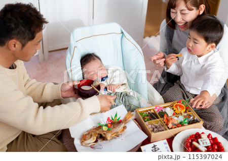 お食初めを祝う家族 お食初めを祝う家族 115397024