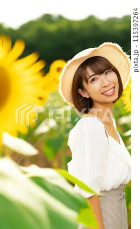 麦わら帽子を被った美女と向日葵の写真 麦わら帽子を被った美女と向日葵の写真 115397264