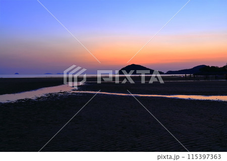 【香川県】日没の父母ヶ浜(瀬戸内の天空の鏡)夕日の絶景で知られる観光名所 【香川県】日没の父母ヶ浜(瀬戸内の天空の鏡)夕日の絶景で知られる観光名所 115397363