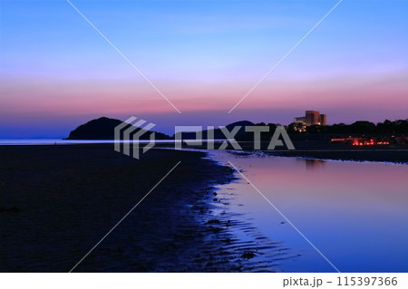 【香川県】日没の父母ヶ浜(瀬戸内の天空の鏡)夕日の絶景で知られる観光名所 115397366