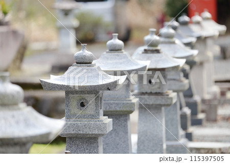 お墓の灯籠 115397505