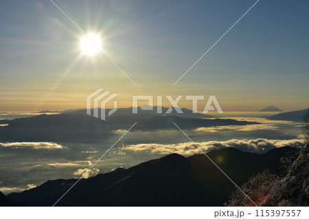 雲海に浮かぶ富士山 115397557