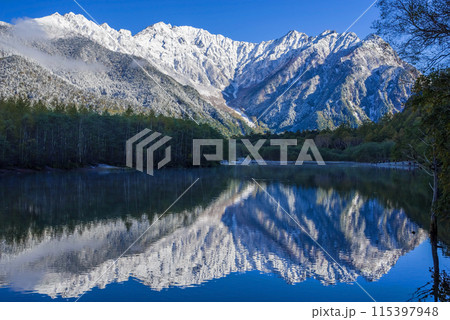 《秋の上高地》大正池・北アルプス初冠雪の頃 115397948