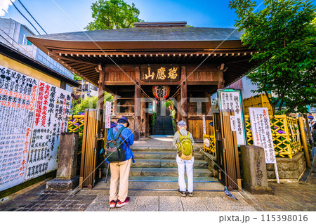 日本の横浜都市景観 6月。弘明寺駅前の商店街を抜けた先。弘明寺などを望む 115398016