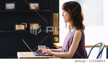 カフェで仕事をするフリーランサーの女性 カフェで仕事をするフリーランサーの女性 115398033