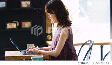 カフェで仕事をするフリーランサーの女性 115398035
