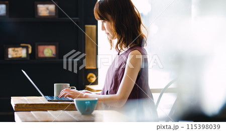 カフェで仕事をするフリーランサーの女性 カフェで仕事をするフリーランサーの女性 115398039