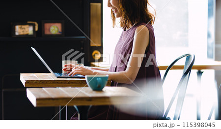 カフェで仕事をするフリーランサーの女性 カフェで仕事をするフリーランサーの女性 115398045