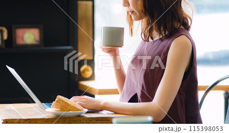 カフェで仕事をするフリーランサーの女性 カフェで仕事をするフリーランサーの女性 115398053