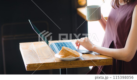 カフェで仕事をするフリーランサーの女性 カフェで仕事をするフリーランサーの女性 115398056