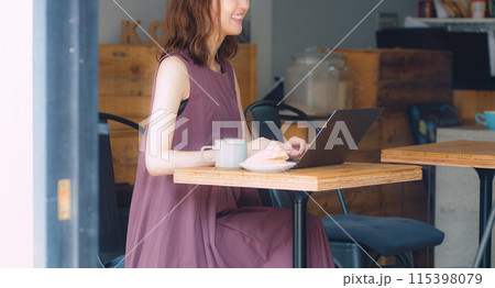 カフェで打ち合わせをする女性 カフェで打ち合わせをする女性 115398079
