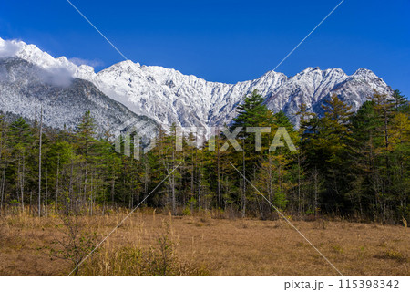 《秋の上高地》田代湿原・北アルプス初冠雪の頃 115398342