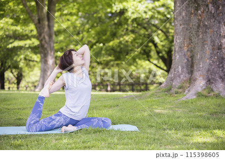 屋外でカポターサナをする女性　外ヨガイメージ 115398605