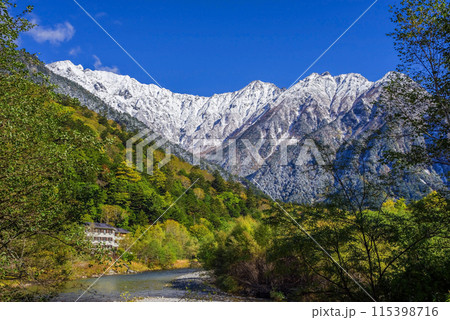 《秋の上高地》雪山と紅葉・北アルプス初冠雪の頃 115398716
