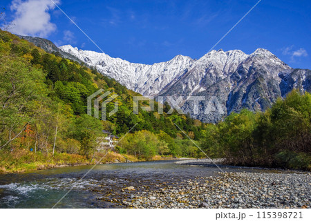 《秋の上高地》雪山と紅葉・北アルプス初冠雪の頃 115398721