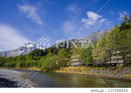 《秋の上高地》梓川沿いのホテルと冠雪した焼岳 《秋の上高地》梓川沿いのホテルと冠雪した焼岳 115398810