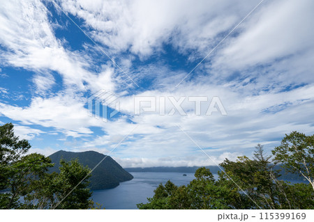 北海道/ 摩周ブルーと青空が映える北海道 道東の穴場 夏の裏摩周展望台 115399169
