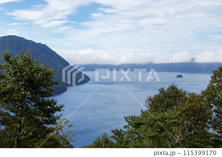 北海道/ 摩周ブルーと青空が映える北海道 道東の穴場 夏の裏摩周展望台 115399170
