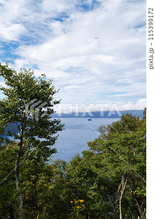 北海道/ 摩周ブルーと青空が映える北海道 道東の穴場 夏の裏摩周展望台 115399172