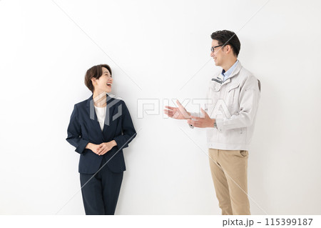 スーツ姿の女性と作業着姿の男性 115399187