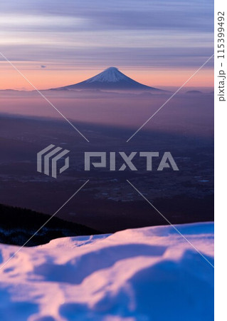 厳冬期に編笠山から望む富士山 厳冬期に編笠山から望む富士山 115399492