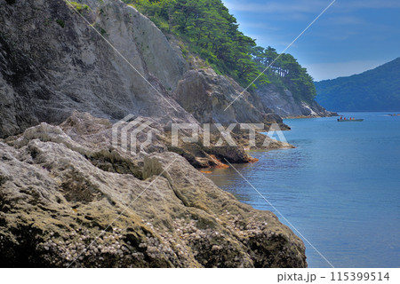 東北・浄土ヶ浜・海水浴場から眺める、剣の山への奇岩が連なる様子と、さっぱ船・岩手県宮古市(3) 東北・浄土ヶ浜・海水浴場から眺める、剣の山への奇岩が連なる様子と、さっぱ船・岩手県宮古市(3) 115399514