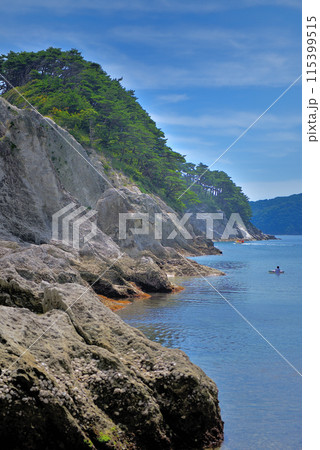 東北・浄土ヶ浜・海水浴場から眺める、剣の山への奇岩が連なる様子と、海水浴を楽しむ観光客・岩手県宮古市 115399515