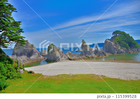 東北・浄土ヶ浜・レストハウス展望台から眺める美しい浜とパラソルの風景・岩手県宮古市(2) 東北・浄土ヶ浜・レストハウス展望台から眺める美しい浜とパラソルの風景・岩手県宮古市(2) 115399528