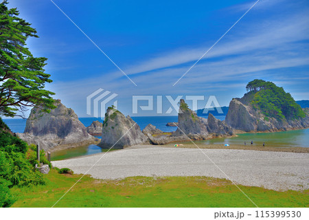 東北・浄土ヶ浜・レストハウス展望台から眺める美しい浜とパラソルの風景・岩手県宮古市(3) 115399530