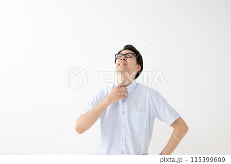 暑がる男性 暑がる男性 115399609