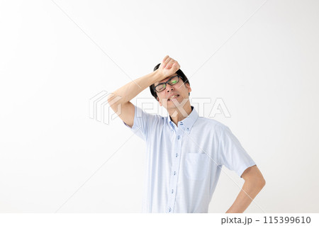 暑がる男性 暑がる男性 115399610
