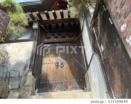 韓国の伝統的な建築のドア 115399649