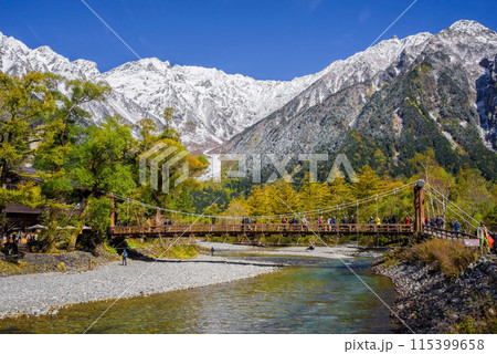 《上高地・河童橋周辺の大パノラマ》紅葉と雪山・北アルプス初冠雪の頃 115399658