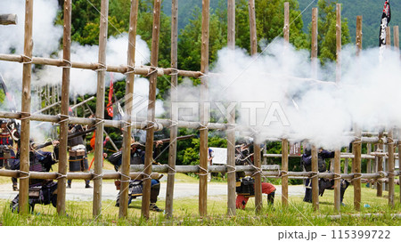 火縄銃を撃つ 115399722