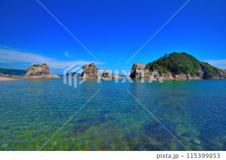 浄土ヶ浜・まるで極楽浄土、砥石浜から眺める鷹岩、烏帽子岩と浄土ヶ島・岩手県宮古市(1) 浄土ヶ浜・まるで極楽浄土、砥石浜から眺める鷹岩、烏帽子岩と浄土ヶ島・岩手県宮古市(1) 115399853