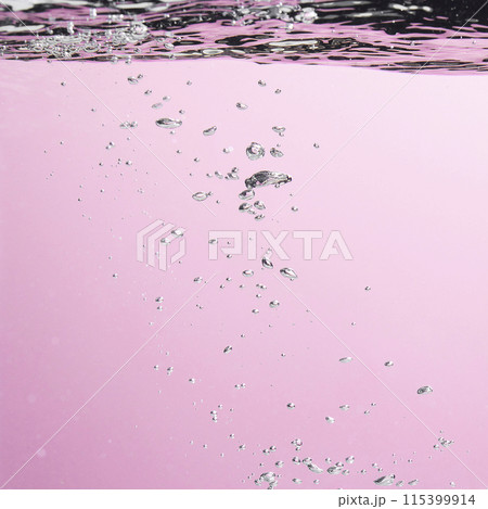 Different waves of air bubbles caused by falling water on a colorful background. 115399914