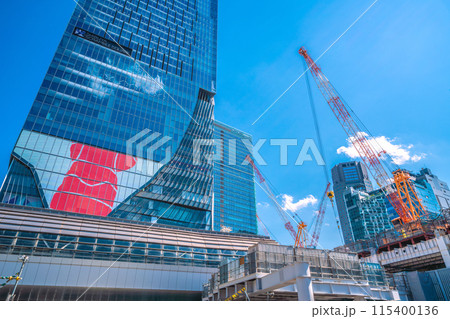 日本の東京都市景観 6月・渋谷駅や再開発工事、銀座線側に向いた大型クレーンなどを望む＝5日 115400136