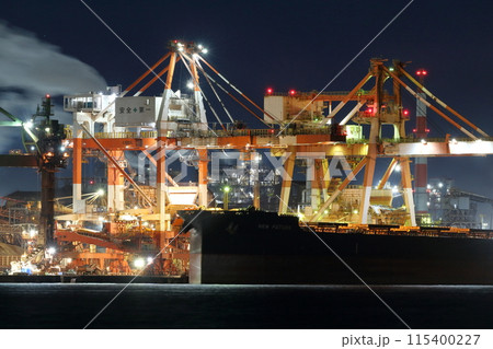 夜のコンテナ港 115400227