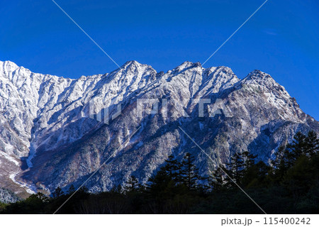 《絶景！ 秋の上高地》冠雪の北アルプス 115400242