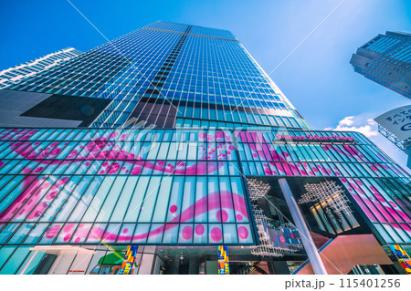 日本の東京都市景観 渋谷サクラステージや窓ガラスに映る渋谷スクランブルスクエアなどを望む 115401256