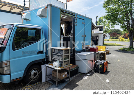 キッチンカーの移動販売車の販売中の裏側 115402424