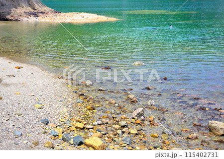 東北・浄土ヶ浜エリア・蛸の浜付近の岩場で素潜りを楽しむ地元の少年達・岩手県宮古市(1) 115402731