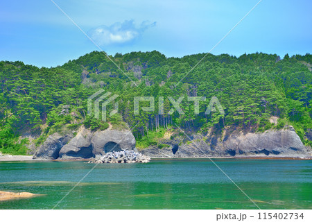 東北・浄土ヶ浜エリア・浄土ヶ浜と蛸の浜を結ぶ歩道トンネル出口付近から眺める蛸の浜・岩手県宮古市(1) 115402734