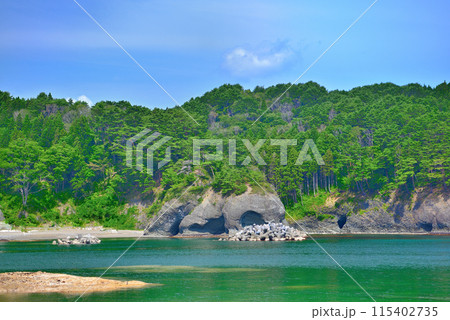 東北・浄土ヶ浜エリア・浄土ヶ浜と蛸の浜を結ぶ歩道トンネル出口付近から眺める蛸の浜・岩手県宮古市(2) 東北・浄土ヶ浜エリア・浄土ヶ浜と蛸の浜を結ぶ歩道トンネル出口付近から眺める蛸の浜・岩手県宮古市(2) 115402735
