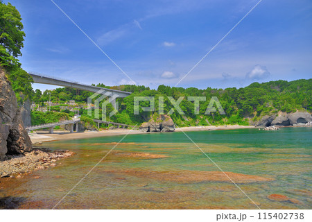 東北・浄土ヶ浜エリア・蛸の浜沿いのみちのく潮風トレイルから眺める浄土ヶ浜大橋・岩手県宮古市(3) 東北・浄土ヶ浜エリア・蛸の浜沿いのみちのく潮風トレイルから眺める浄土ヶ浜大橋・岩手県宮古市(3) 115402738