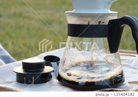 屋外の芝生でコーヒーを淹れる 屋外の芝生でコーヒーを淹れる 115404182