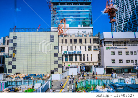 日本の東京都市景観 さよなら西口…渋谷駅西口出入口付近の壁面も覆われ…。再開発工事などを望む…＝5日 115405527